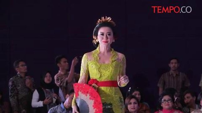 Sosialita Berlenggok Dalam Pesona Kebaya Nusantara