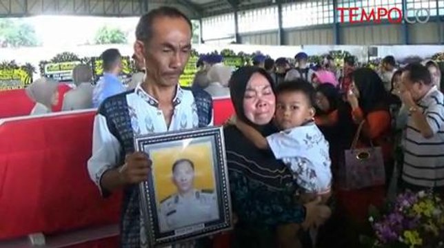 Isak Tangis Iringi Kedatangan 8 Jenazah Korban Pesawat Skytruck