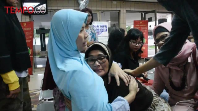 Ibu Kedua Korban Perampokan Pulomas Berpelukan Haru