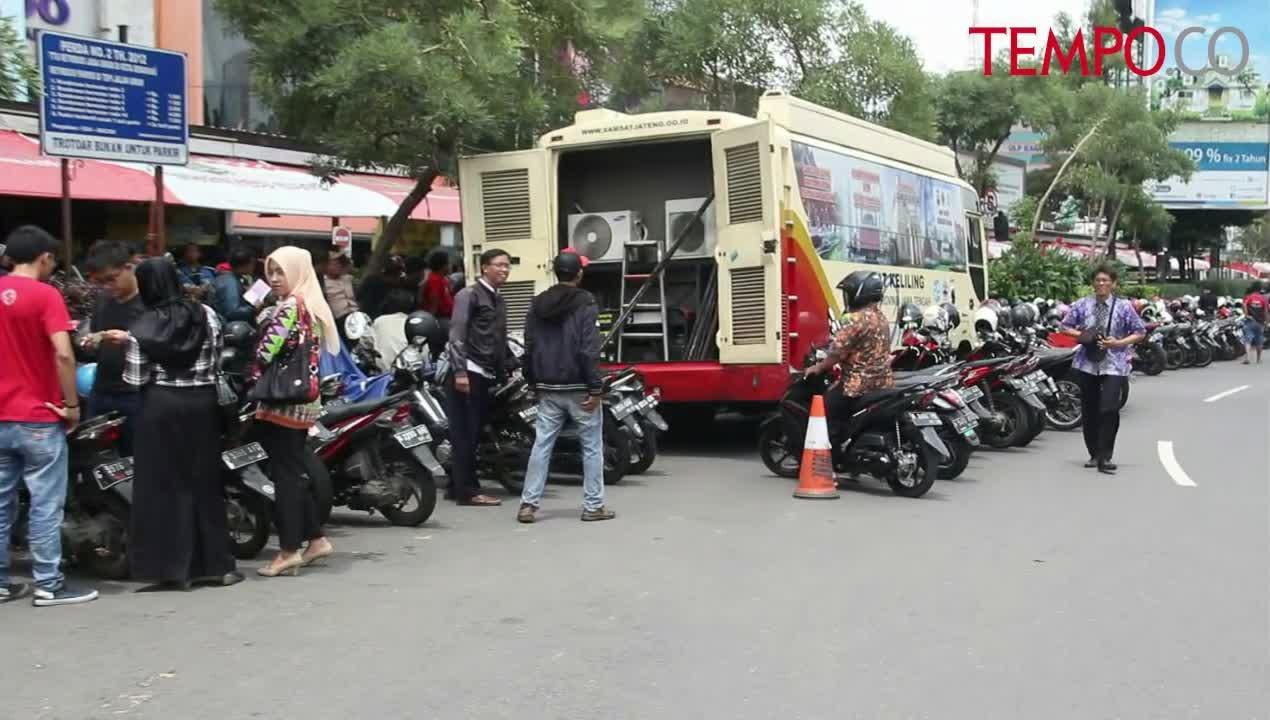 Warga Menyerbu Pelayanan Samsat Keliling