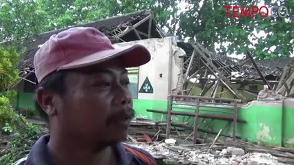 Miris, Kayu Lapuk, Dua Ruang Kelas Roboh, lalu...