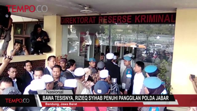 Bawa Tesisnya, Rizieq Syihab Penuhi Panggilan Polda Jabar