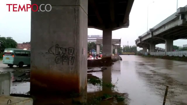 Kalimalang Luber, Warga Gotong Royong Pasang Tanggul Sementara