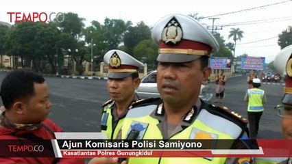 Polisi Berkostum Pewayangan Sosialisasikan Tertib Lalu Lintas