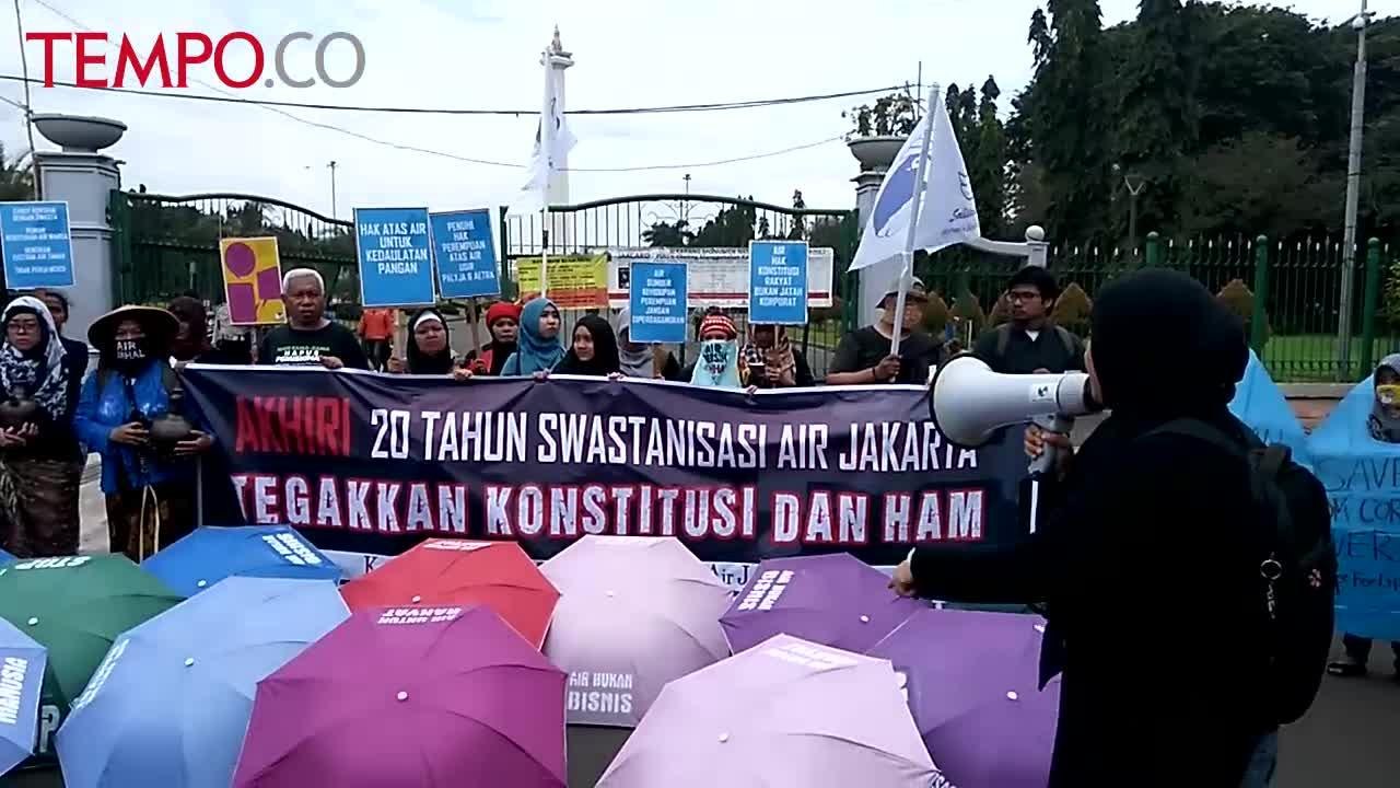 Peringati Hari Air Sedunia, Sejumlah Lembaga Gelar Aksi di Depan Istana Negara