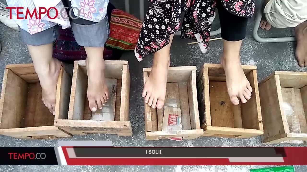 Sejumlah Aktivis Lakukan Aksi Solidaritas Untuk Patmi dengan Menyemen Kaki