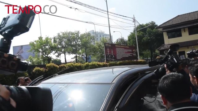 Dibawa ke BNN, Ridho Rhoma Tutupi Wajahnya dengan Kain Hitam