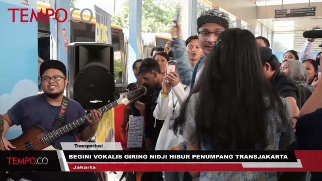 Begini Vokalis Giring Nidji Hibur Penumpang Transjakarta