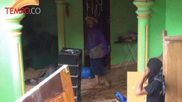 Tim SAR Evakuasi Harta Benda Korban Longsor Ponorogo