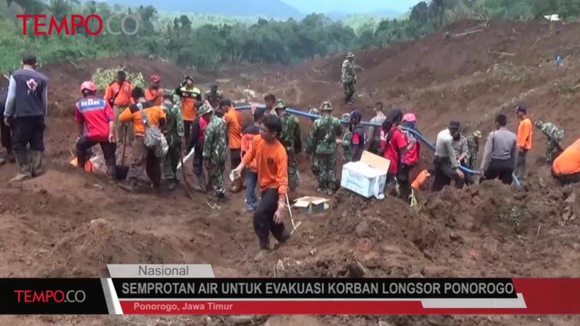 Semprotan Air Untuk Evakuasi Korban Longsor Ponorogo