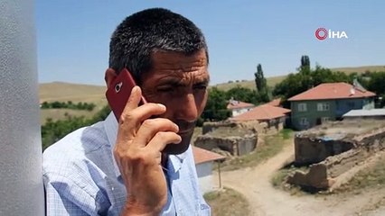 Telefon görüşmesi yapmak için minare tepesine çıkıyorlar