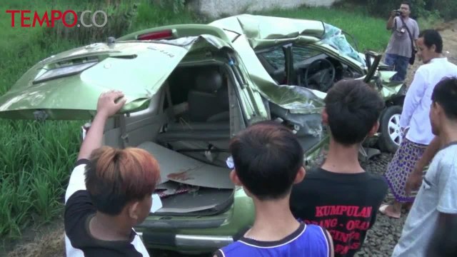 Usai Berziarah di Banten Lama, Mobil Ditumpangi Satu Keluarga Tertabrak Kereta Api