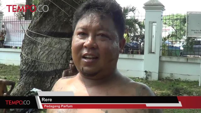 HUT Bhayangkara 71 Polisi dan Pedagang Buah Berlomba Panjat Pinang