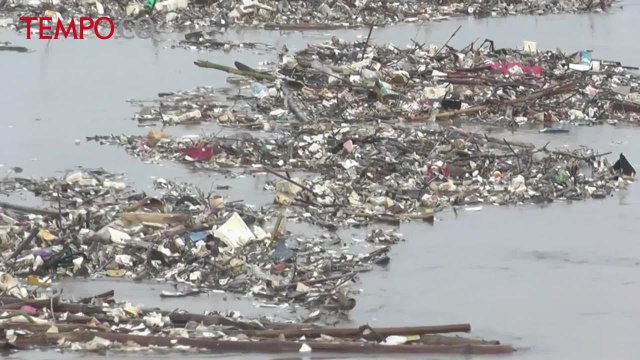 Usai Hujan Deras, Kali Cisadane Dipenuhi Lautan Sampah