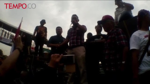 Ratusan Massa Pendukung Ahok Demo di Depan Pengadilan Tinggi