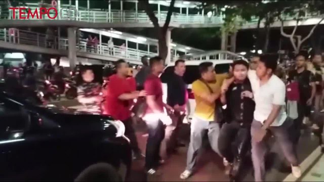 8 Pendukung Ahok Ditangkap, Massa Dibubarkan Polisi