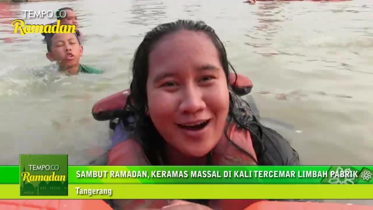 Sambut Ramadan, Keramas Massal di Kali Tercemar Limbah Pabrik