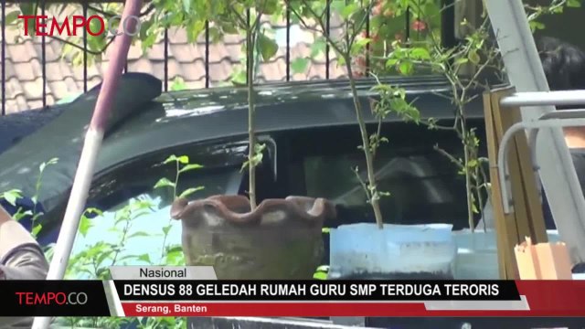 Densus 88 Geledah Rumah Guru SMP Terduga Teroris
