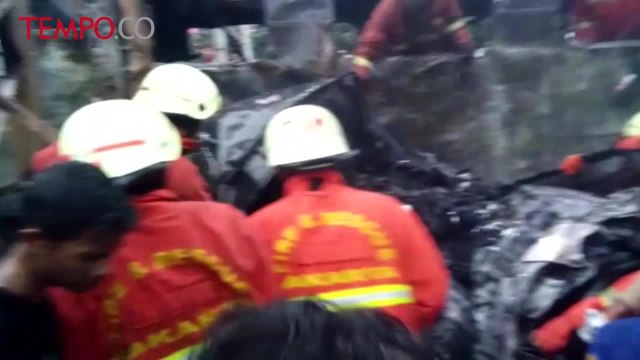 Kereta Terbakar Usai Tabrak Mobil di Senen, 2 Orang Tewas