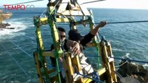 Uji Adrenalin, Meluncur dengan Gondola Tradisional di Pantai Timang