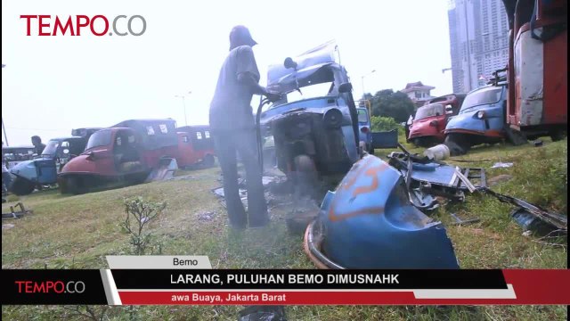 Resmi Dilarang, Puluhan Bemo Dimusnahkan Petugas Dishub