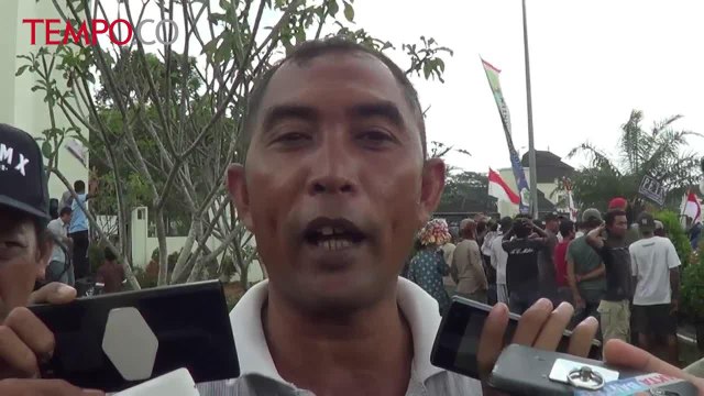Ratusan Nelayan Lontar Demo Tolak Pengerukan Pasir untuk Reklamasi