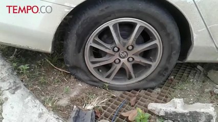 Pecah Ban, Minibus Oleng Hantam Pemotor Hingga Tewas