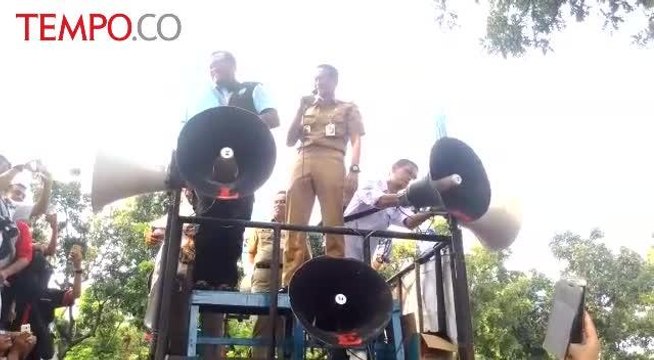 Naik Mobil Komando, Sandiaga Temui Buruh yang Demonstrasi di Balai Kota