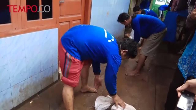 Sudin Sumber Daya Air Berusaha Tambal Tanggul Jebol di Luar Batang