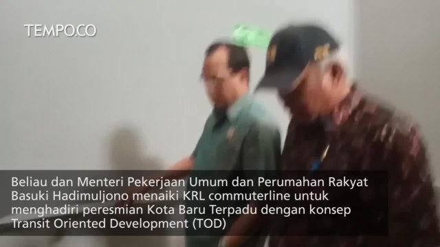 Suasana saat Menteri Perhubungan Budi Karya Sumadi Naik KRL