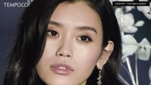 Model Cina Ming Xi Terpeleset di Catwalk Victoria's Secret