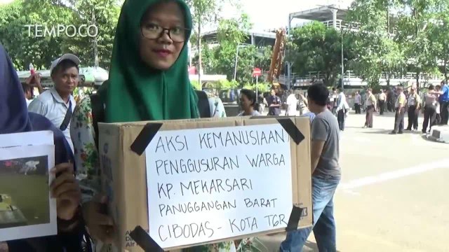 DEMO KORBAN PENGGUSURAN RICUH, 2 MOBIL DINAS NYARIS JADI BULAN-BULANAN