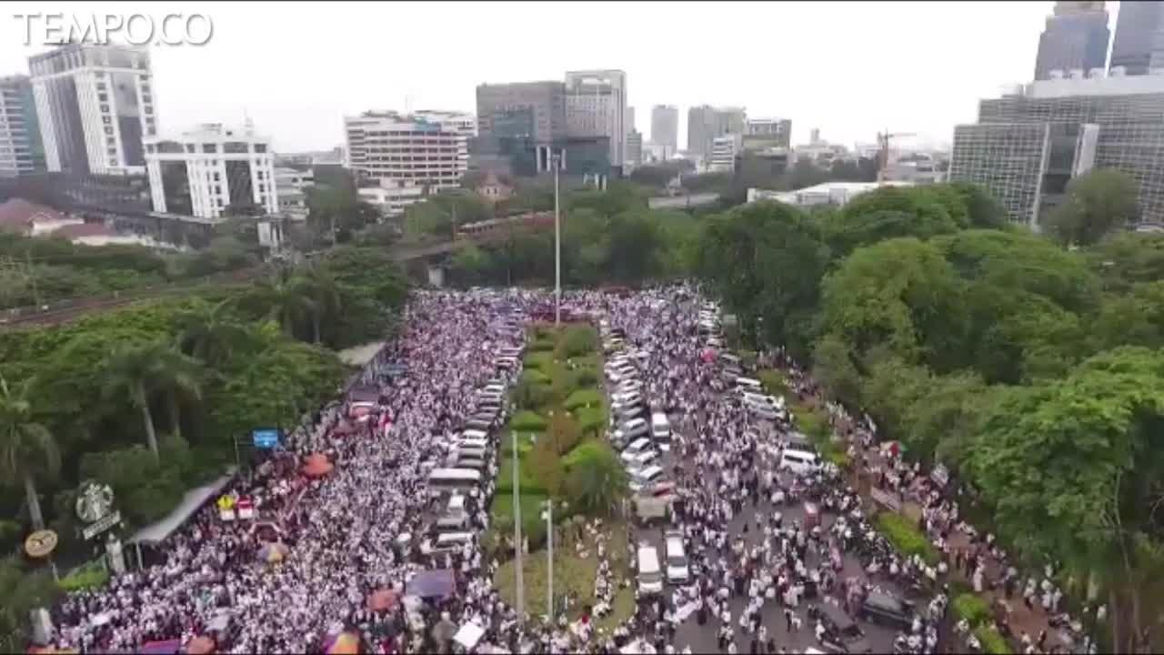 Sisi Lain Suasana Lautan Manusia dalam Aksi Bela Palestina di Monas