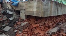 Pasca Gempa 6,9 SR, Warga Turunkan Genteng dari Rumah yang Rusak