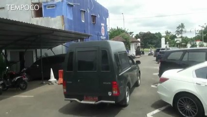 Tersangka Kasus Korupsi Ini Menangis Saat Dibawa ke Penjara