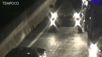 Video herunterladen: Tol Cikampek Padat di Puncak Mudik Libur Tahun Baru