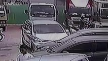 Terekam CCTV, Dua Spesialis Pencongkel Mobil Babak Belur Dihajar Massa