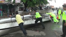 Angin Kencang Robohkan Reklame 8 Meter dan Tutup Akses Jalan