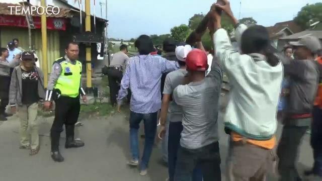 Kereta Api Sambar Kabel Telepon, Tiang Listrik, Timpa Pemotor Dan Rumah