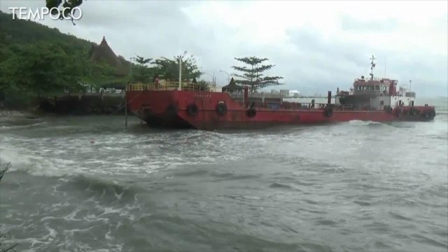 Cuaca Ekstrem Landa Selat Sunda, Kapal Tanker Terdampar di Merak
