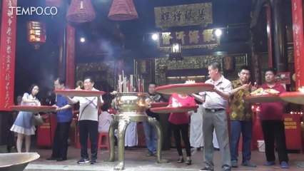 TIONGHOA MILENIAL SEMARANG IKUTI TRADISI KELUARGA ANTARKAN DEWA KE LANGIT