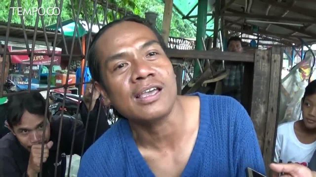 Sebuah Baliho di Bekasi Ambruk Usai Diterjang Angin Kencang dan Hujan Deras