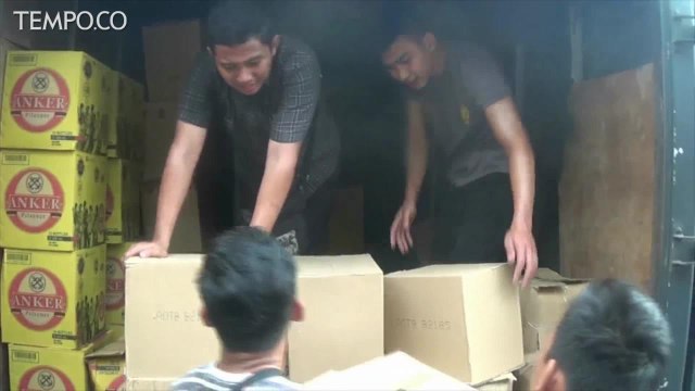 Polisi Gerebek Gudang, Ratusan Botol Miras Oplosan Disita