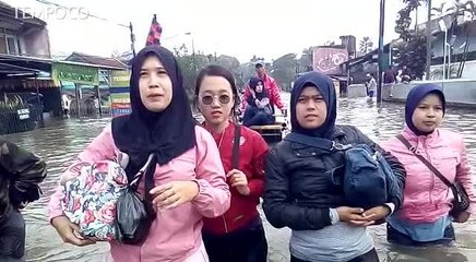 Tidak Ada Bantuan Transportasi, Buruh Pabrik Terpaksa Berjalan Kaki Menembus Banjir