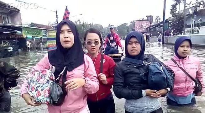 Tidak Ada Bantuan Transportasi, Buruh Pabrik Terpaksa Berjalan Kaki Menembus Banjir