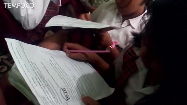 Siswa SD Terobos Banjir Untuk Ikuti Ujian di Dayeuhkolot