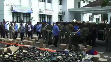 Скачать видео: Pemerintah Kota Serang Musnahkan Puluhan Ribu Botol Miras