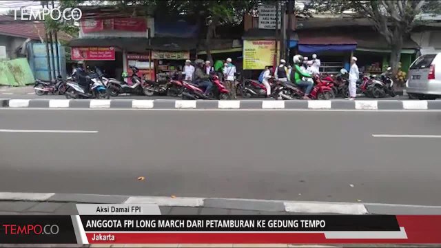Anggota FPI Long March dari Petamburan Ke Gedung Tempo