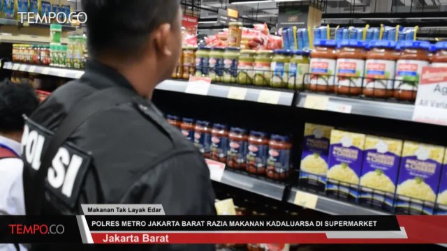 Polres Jakarta Barat Razia Makanan Kedaluwarsa di Supermarket