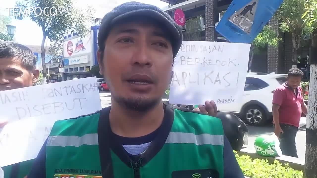 Ratusan Driver Online Gelar Aksi Pajang Helm Go-Jek